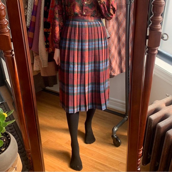 VINTAGE WOOL PLEATED SKIRT 💙♥️ - Picture 1 of 4